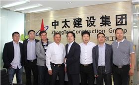 上海碧江辦公家具公司與中泰建設合影留念